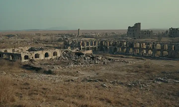 1200 personas, paisaje desolado, árboles estériles, ruinas en el fondo, últimos restos de la civilización, calles vacías, edificios desmoronados, figura solitaria en la distancia, atmósfera apocalíptica, entorno post-apocalíptico