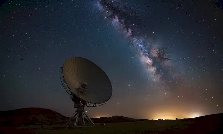 Plato satélite de 50 años, ondas de radiación de fondo cósmico, espacio oscuro, estrellas y galaxias ligeramente visibles en la distancia, brillo sutil, lugar de nacimiento de universos, oscuridad tranquila, ballet celestial, luz antigua
