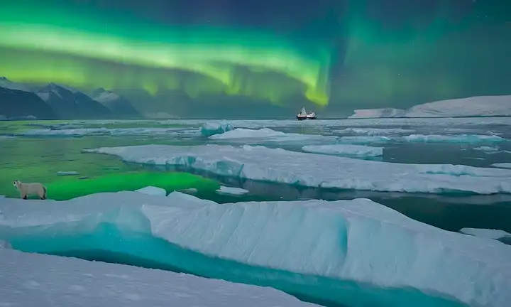 paisaje de tundra helado, glaciares fundidos, zorros árticos a distancia, osos polares sobre icebergs flotantes, malty aurora borealis overhead, patrones sutiles de onda en aguas oceánicas, esbozos débiles de barcos y buques de carga en el fondo, iluminación verde suave y azul