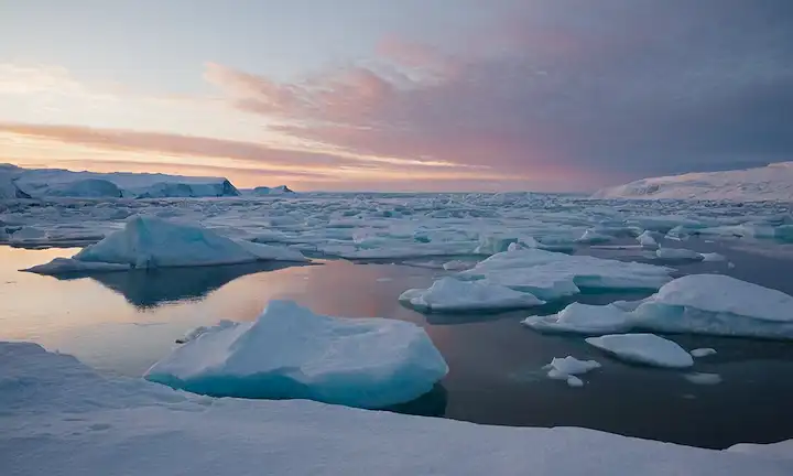 paisajes de derretimiento, cambio de paisaje ártico, glaciares grietas, aumento de los niveles del mar, osos polares varados, aurora borealis desvaneciendo, sol medianoche desapareciendo, olas oceánicas chocando, tundra congelada , campos de nieve disminuyendo, cambio climático visible