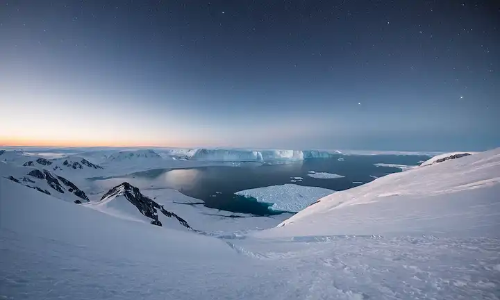Nubes giratorias 3D de neutrinos, niebla azul-gray suave, paisaje antártico helado en el fondo, lente subglacial del telescopio, brillo sutil alrededor de los bordes, cielo nocturno estrellado, centro galaxia distante