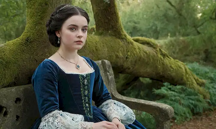siglo XVIII Retrato de estilo europeo de una joven con piel pálida, pelo oscuro y ojos verdes perforantes, vestido de terciopelo azul con encaje de encaje intrincado, sentado en un banco de piedra usado en medio de un escaso paisaje forestal con árboles antiguos retorcidos, bruma suave de la mañana y sutiles toques de luz del sol dorada