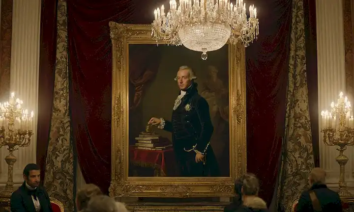 ilustración del siglo XVIII, figura humana con cola vestigial, atuendo real, retrato de Napoleones en fondo, marco ornamental, arquitectura clásica, cortinas de terciopelo, candelabras, iluminación misteriosa