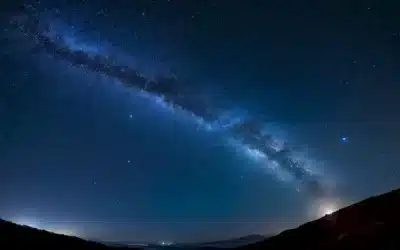 Un vibrante cielo de noche azul con unas cuantas nubes brillantes