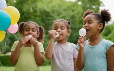 Un grupo de niños diversos jugando al aire libre en un parque rodeado de vegetación exuberante