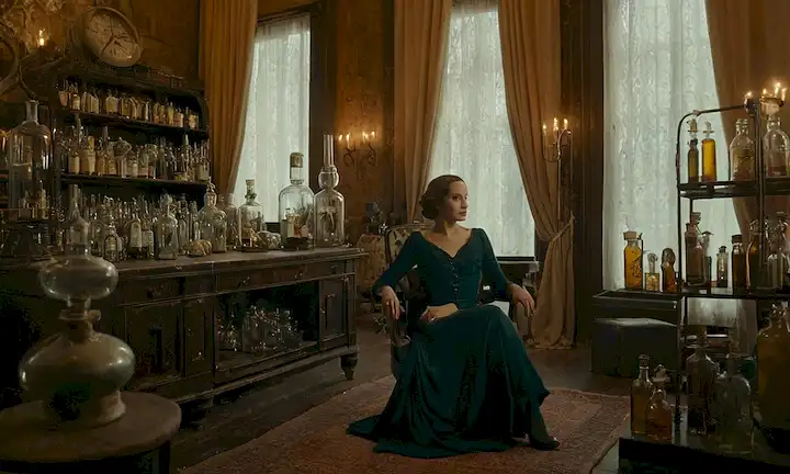 1920s ilustración de estilo europeo, paisaje urbano con fábrica industrial y encanto del viejo mundo, mujer sentada en una silla ornamentada rodeada de botellas y tarros vintage, iluminación suave, cortinas elegantes soplando en el viento, sutiles indicios de equipo y materiales científicos, y un aire de curiosidad y descubrimiento