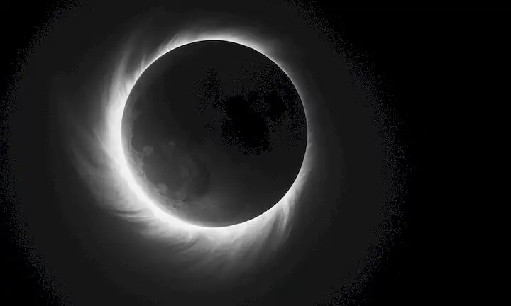 Sol con bordes irregulares, nubes swirly, forma crescente sombría, esquema de color blanco y negro, patrones de tormenta giratorios, órbita de lunas representados en el fondo, superficie de las Tierras en la distancia, luces solares sutiles, iluminación dramática