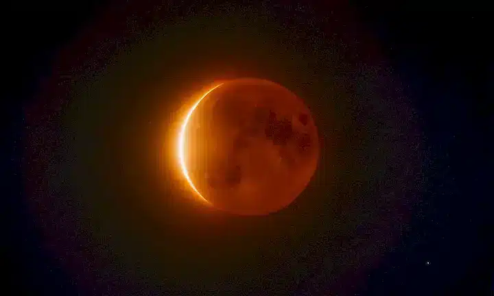 Soles corona brillando brillantes lunas eclipsantes silueta oscura, colores vibrantes que brotan, cuerpos celestes en estrecha proximidad, vista impresionante de la maravilla, evento cósmico desplegándose, espectáculo raro capturado, belleza fascinante en la exhibición