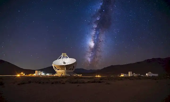 estructura de telescopios masivos, espejo primario gigante, ubicación de los Observatorios del Sur Europeos, paisaje del Desierto de Atacama, estrellas y galaxias en fondo, cielo brillante de noche azul, sistema de óptica adaptativa ELTs, movimiento espejo secundario