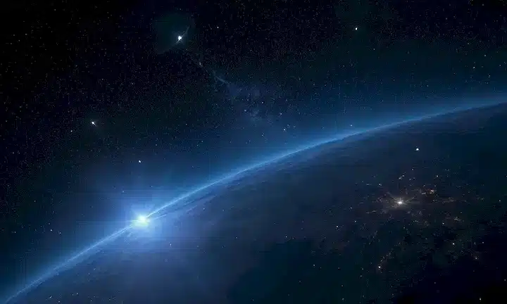 estrellas 3D en espacio oscuro, brillando con luz azul lencería, rodeadas de veloces tendriles de gas y polvo, contra una vasta oscuridad, con sutil sombra para transmitir profundidad, conteniendo una estrella brillante central rodeada de un halo de estrellas más débiles, contra un telón de galaxias distantes