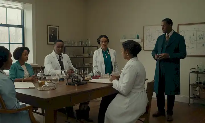 ilustración inspirada en la década de 1920, reunión familiar alrededor de una mesa, equipo de laboratorio en el fondo, científico en capa blanca observando desde la distancia, Henrietta Lacks retrato en la pared, sutiles toques de experimentación médica, ambiente cálido e íntimo
