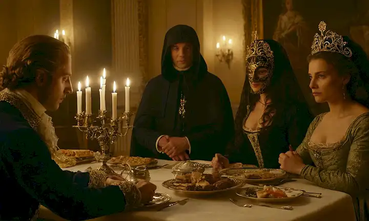 siglo XVIII Los nobles europeos que se reúnen alrededor de una mesa lujosa, figuras en el fondo con máscaras o velos que ocultan sus caras, símbolos sutiles de poder y control, encendedor de velas, sombras oscureciendo los bordes