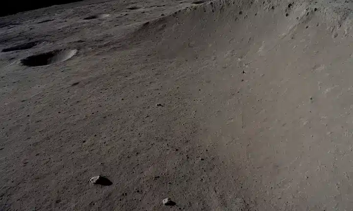 superficie lunar, cráter con borde elevado, escombros de naves espaciales rusas esparcidos, rocas y polvo perturbados, efecto de onda de choque en terreno circundante, textura de superficie de lunas, imágenes de satélite de la NASA