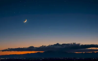 Una luna crescente brillando contra un cielo azul oscuro
