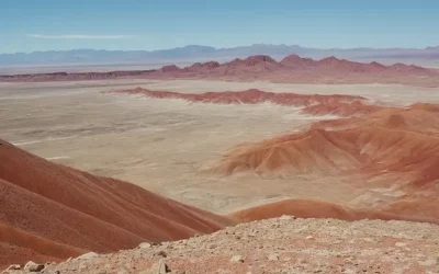 paisaje rojo oxidado con montañas torrentes
