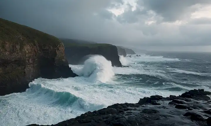 Olas oceánicas masivas, que elevan más de 500 metros de altura, chocando contra una costa rugosa, agua blanca turbulenta, crestas espumantes intensas, profundidades abisales azules oscuras, iluminación dramática, atmósfera defectuosa, poder y furia