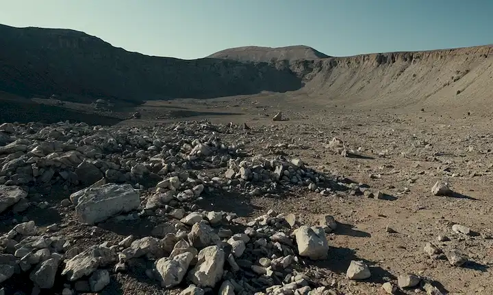 superficie lunar, cráter Malapert Un terreno rocoso, sombras de estrellas, horizonte distante, nave espacial abandonada, escombros y escombros, silencio extraño, paisaje desolado