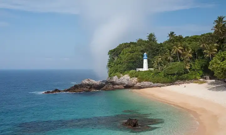 Una serena isla de color azul con exuberantes árboles verdes y playa de arena, un mar tranquilo en el fondo, un faro de pie alto en un lado, y dos ojos mirando desde la parte superior, rodeados de un débil velo malicioso, con un sutil sentido del misterio y la intriga