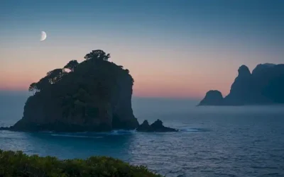Un paisaje oceánico sereno con una isla pequeña y misteriosa en el centro