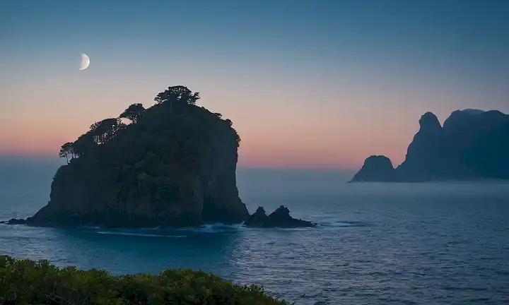 Un paisaje oceánico sereno con una isla pequeña y misteriosa en el centro