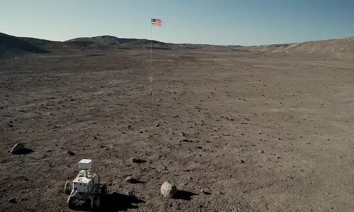 superficie lunar, paisaje estéril, tierra distante, línea de horizonte, módulo robótico, misión de exploración espacial privada, regolith lunar, terreno cráter, módulos de aterrizaje, bandera americana, belleza desolada