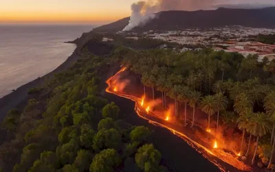Vista aérea de la isla de La Palma con ciruela de humo subiendo del cono volcánico