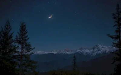 Un cielo nocturno sereno con una luna crescente brillante