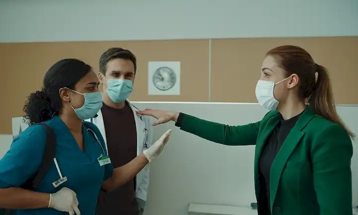 2 personas temblando las manos, una persona estornudos, un médico en una máscara, dos personas de pie cerca, un espacio vacío, un reloj que muestra 7 días, un grupo de amigos riendo, una ilustración de partículas de virus, una pantalla dividida con una flecha verde y roja apuntando hacia el otro